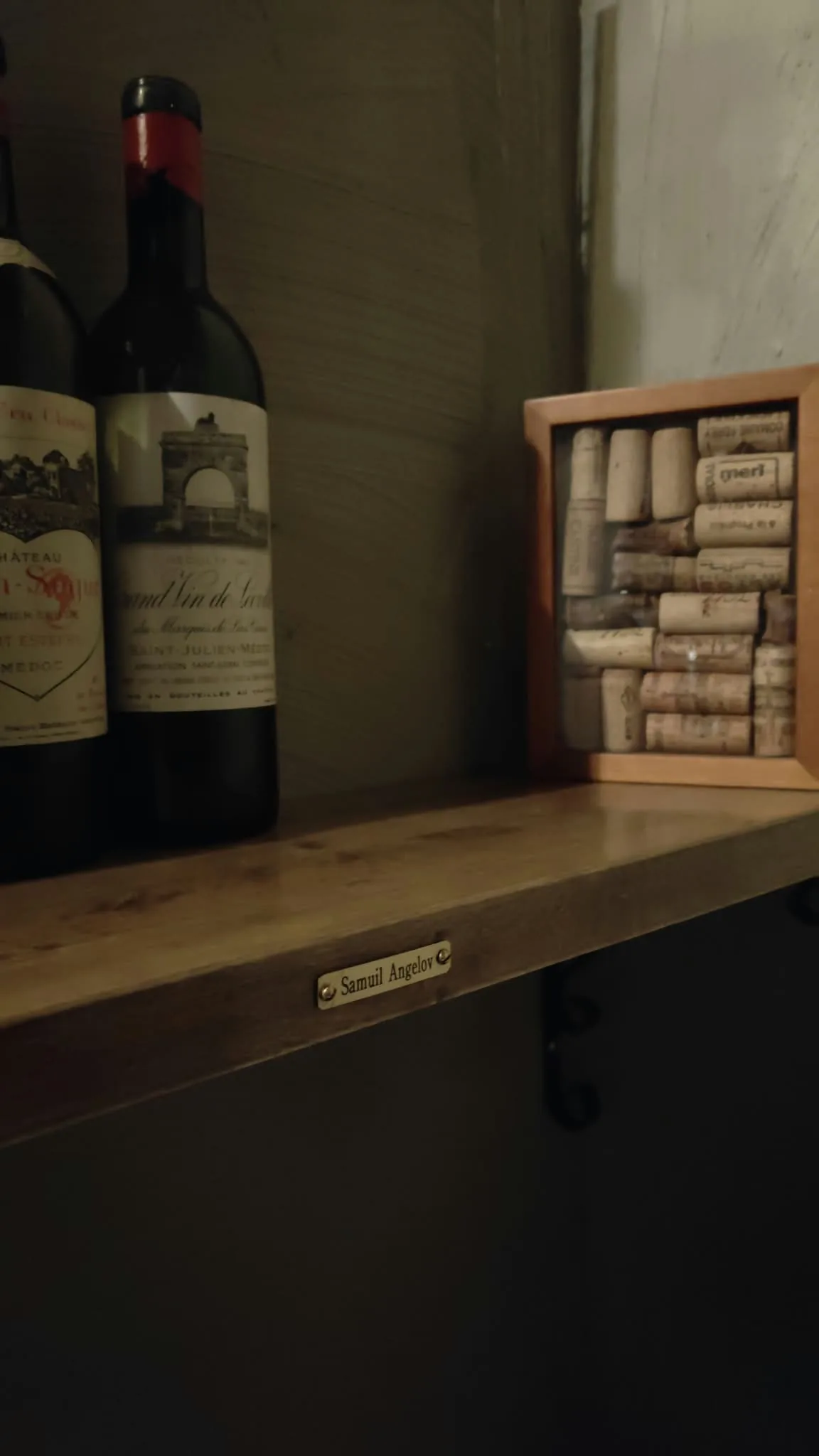 Vanhat Bordeaux-pullot ja korkkilaatikko