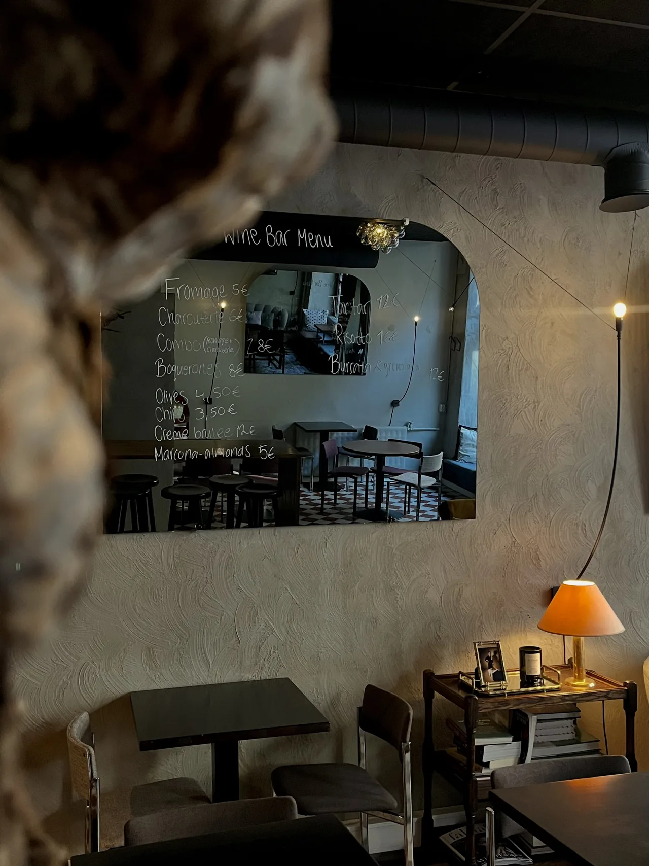 Illan menu kirjoitettuna peiliin
